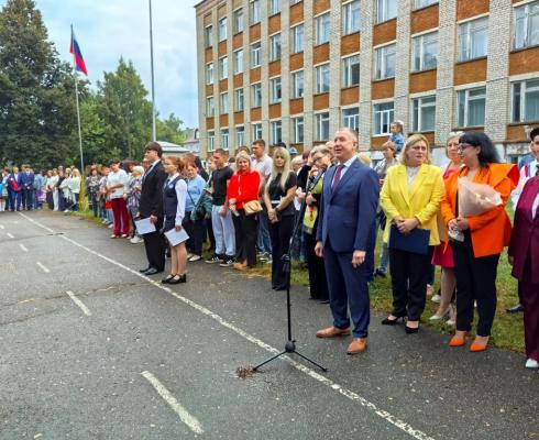 В школах города Мценска прошли торжественные линейки, посвящённые Дню знаний. В школах города Мценска прошли торжественные линейки, посвящённые Дню знаний.