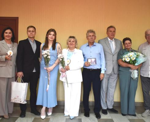 В администрации города Мценска семейным парам вручили медали «За любовь и верность» В администрации города Мценска семейным парам вручили медали «За любовь и верность»